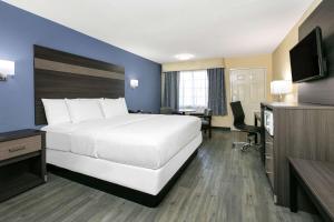 Postel nebo postele na pokoji v ubytování Days Inn by Wyndham Waco Near Downtown University