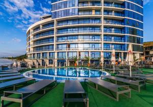 Piscina de la sau aproape de Marine Sea Residence Apartments