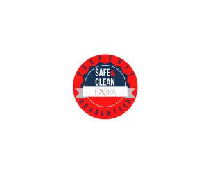 un segnale di stop rosso con le parole "sicuro" un'agenzia pulita di Confortevole appartamento provenzale a SantʼAntìoco
