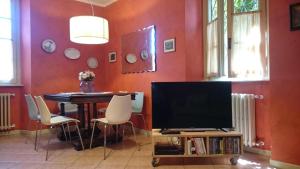 TV a/nebo společenská místnost v ubytování Ca Balossa, Tremezzina lago di Como davanti a Bellagio e villa Balbianello