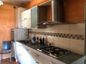 a kitchen with a stove and a counter top at Cedro Venice Apartment in Mira