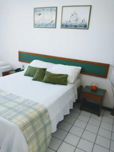 En eller flere senge i et værelse på Hotel Algas Marinhas