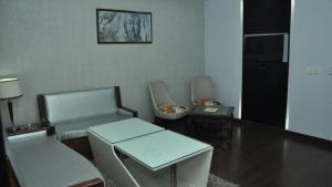 Hotel JSR Continental的休息区