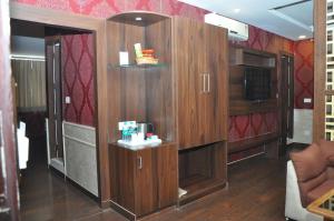 Hotel JSR Continental的电视和/或娱乐中心