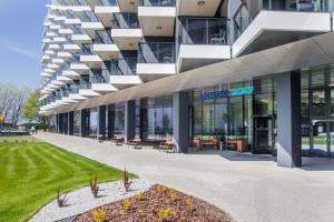 コウォブジェクにあるApartament 309 Natalie Seaside Parkの前に芝生がある大きな建物