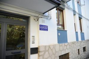 una entrada a un edificio con una puerta azul en B&B Europa, en Potenza