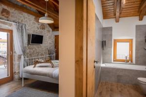 A bed or beds in a room at Villa Kameni dvori