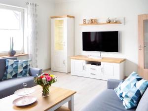 a living room with a couch and a tv at Ferienwohnung Alte Bäckerei Werlte in Werlte
