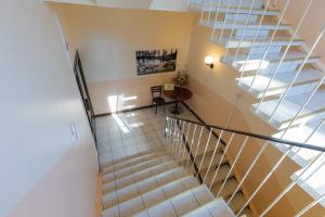 an overhead view of a staircase in a house at Majoitushuoneet Hotelli Tarjanne Virrat in Virrat