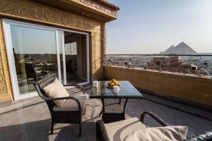 balcón con mesa, sillas y vistas en Gardenia Inn en El Cairo