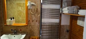 Bathroom sa Swiss Eviniz Hotel - Adult Hotel