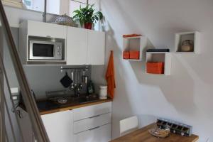 a small kitchen with a sink and a microwave at Fiordiloto57 in Mantova