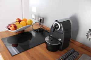 Miska owoców na monitorze komputerowym w obiekcie Fiordiloto57 w mieście Mantova