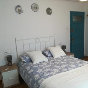 ヒホンにあるPlaza Fernando VI cerca PLAYA ARBEYALのベッドルーム1室(青いドア、枕2つ付)