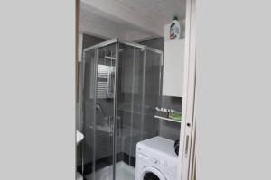 a bathroom with a washing machine and a shower at Fiordiloto57 in Mantova