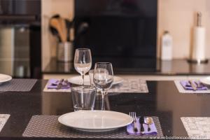 - une table avec deux verres à vin et des assiettes dans l'établissement La case Maui, à La Saline les Bains