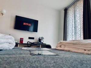 Televízia a/alebo spoločenská miestnosť v ubytovaní Antica Pusterla Relais de Charme