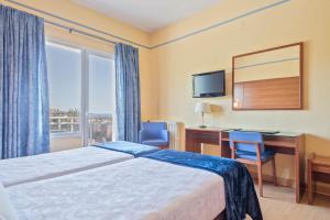 A bed or beds in a room at Hotel Sant Jordi