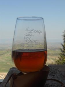een glas wijn bovenop een richel bij La terrazza da Barbara in Torrita di Siena