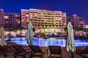 Bazén v ubytování Sunny Beach - Royal Beach Apartment nebo v jeho okolí
