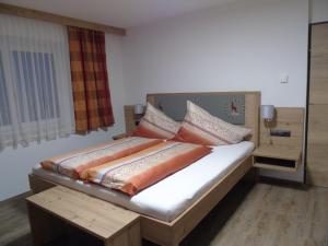 Łóżko lub łóżka w pokoju w obiekcie Pension Sonnleitner