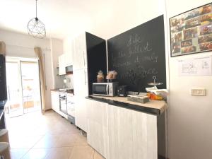 een keuken met een aanrecht met een magnetron bij Bed and Breakfast Zoe in Rome