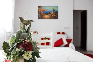 a flower arrangement on a table in a bedroom at Kuća za odmor Zdravka in Blato