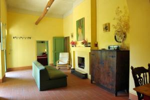 ein Wohnzimmer mit Sofa und Kamin in der Unterkunft La Colonica in Londa