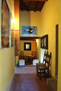 ein Wohnzimmer mit einem Stuhl und einem TV in der Unterkunft La Colonica in Londa