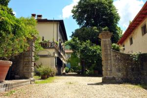 eine Gasse mit einer Steinmauer und einem Gebäude in der Unterkunft La Colonica in Londa