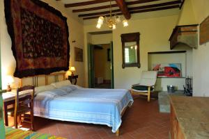 ein Schlafzimmer mit einem Bett, einem Tisch und Stühlen in der Unterkunft La Colonica in Londa + 20 Fotos