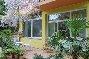 una casa amarilla con una terraza con plantas en Loft Sottolalbero en Milán