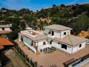 an aerial view of a house in a village at casa vacanze margherita in Capo Vaticano