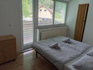 Un pat sau paturi într-o cameră la Apartments Domačija Mlaker
