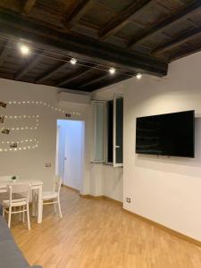 Televízia a/alebo spoločenská miestnosť v ubytovaní Luxury Roman Holiday Coronari