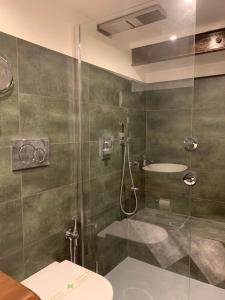 Bathroom sa Luxury Roman Holiday Coronari