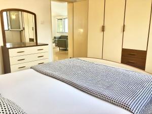 Giường trong phòng chung tại House with big terrace and beautiful sea view