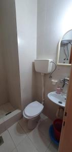 A bathroom at Becici rooms