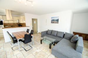 Cucina o angolo cottura di Penthouse in the heart of Zell am See