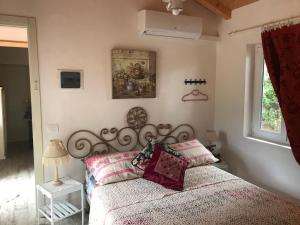 ein Schlafzimmer mit einem Bett mit Kissen darauf in der Unterkunft Suosogno sul mare 200metri dalla spiaggia in Capoliveri