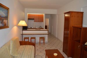 a living room with a couch and a kitchen at Excelente Vista Mar - T1 na praia de Monte Gordo in Monte Gordo