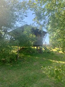ビダッシュにあるDomaine des Laminakの木立のある庭の中の家