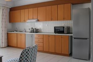 Kuchyň nebo kuchyňský kout v ubytování Kalamaki Plaza Apartments