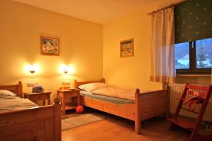 1 Schlafzimmer mit 2 Betten und einem Fenster in der Unterkunft Landhof Fischer in Geiersthal