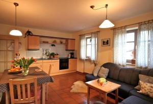 Geiersthal的住宿－Landhof Fischer，客厅配有沙发和桌子