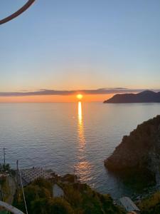 un tramonto su un corpo d'acqua di Casa Belsito a Corniglia