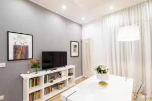 TV at/o entertainment center sa Traiano Luxury Home