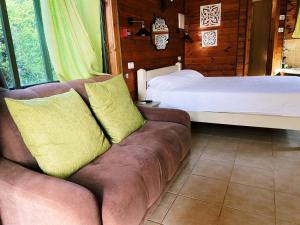 un soggiorno con divano e letto di Julie's Cabins a Neot Golan