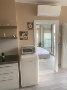 um quarto com um frigorífico ao lado de uma cama em Dolce vista em Merano