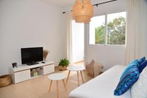 Televízia a/alebo spoločenská miestnosť v ubytovaní Apartamentos CostaMar 1; Apartamento nº11